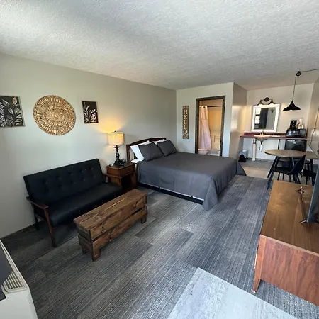 West Pines Motel